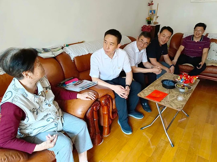 走访慰问老党员　不忘初心送眷注——云煤（294俄罗斯专享会登录）集团党委副书记、工会主席王鑫到老干党总支开展“七一”慰问运动
