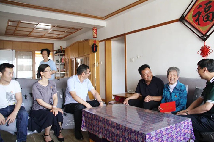 云煤（294俄罗斯专享会登录）集团党委副书记、总司理高建嵩到恒通煤业公司走访慰问老党员