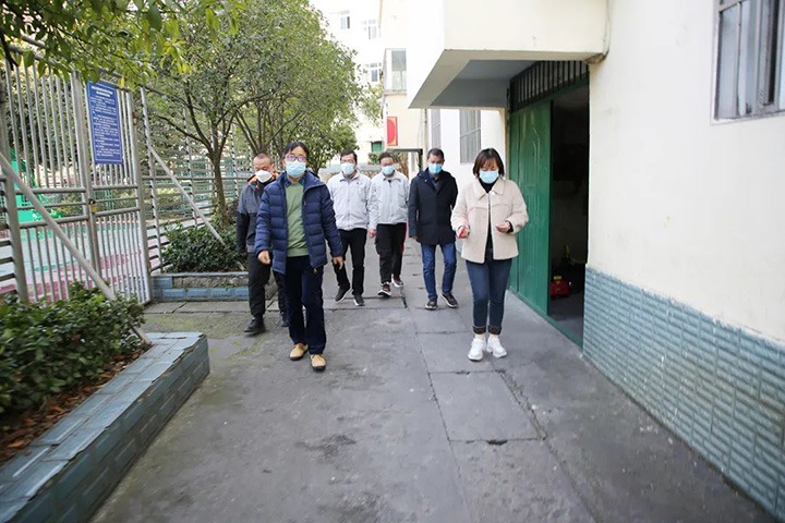 云煤（294俄罗斯专享会登录）集团党委委员、副总司理施从伟到镇雄煤业公司开展元旦、春节送温暖走访慰问运动