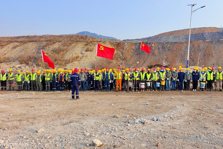 先锋露天煤矿党总支团结公司各党支部开展“党建引领促生长，，，，，，，，同心共筑绿色矿山”主题党日运动
