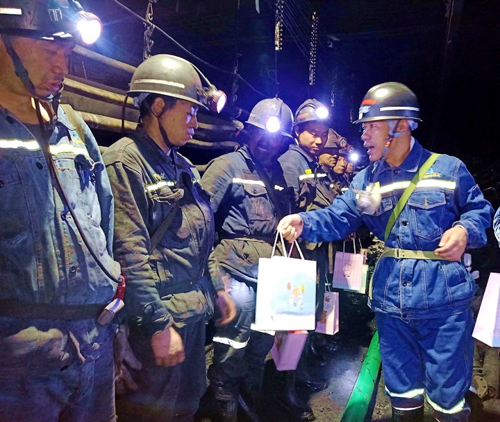 深入井下现场送清凉.jpg